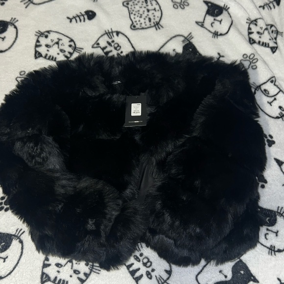 Only One For Me Faux Fur Jacket
XS - Picture 1 of 3